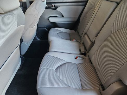 Used 2023 Toyota Highlander L image 32