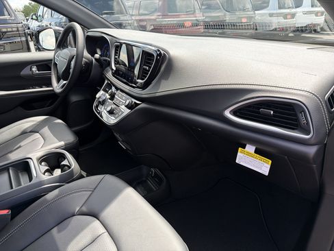 New 2027 Chrysler Pacifica Select FWD image 27