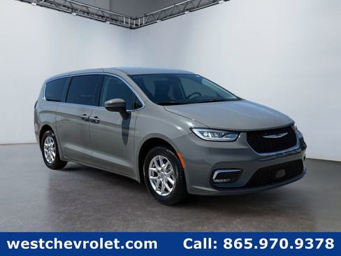 Used 2023 Chrysler Pacifica Touring-L FWD image 1