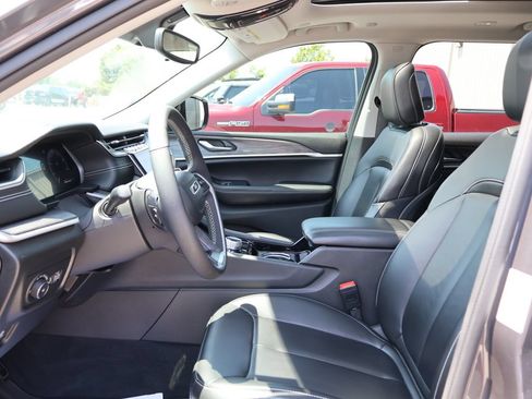 Used 2023 Jeep Grand Cherokee L Limited AWD/4WD image 23