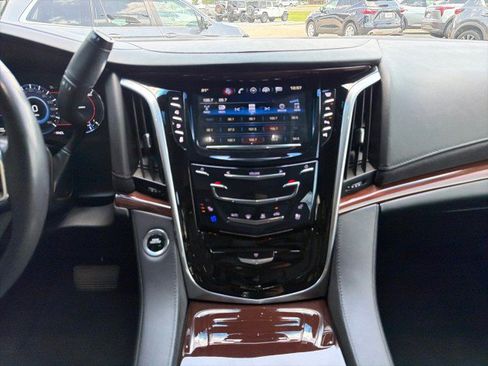 Used 2019 Cadillac Escalade Premium Luxury RWD image 20