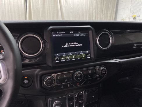 Used 2023 Jeep Wrangler Unlimited Sahara AWD/4WD image 11