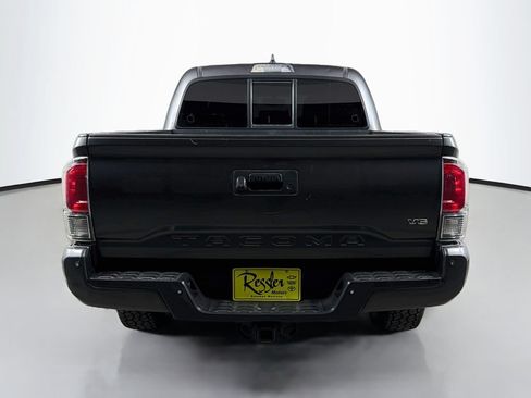 Used 2016 Toyota Tacoma TRD Sport AWD/4WD image 7