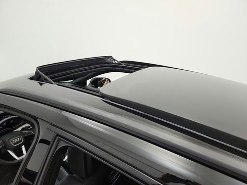 Used 2024 Audi Q5 e Premium Plus w/ Premium Plus Package AWD/4WD image 11