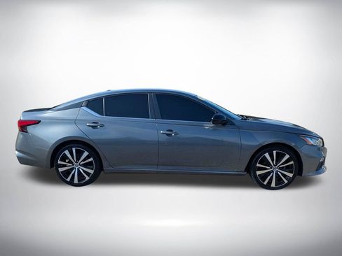 Used 2020 Nissan Altima 2.5 SR FWD image 2