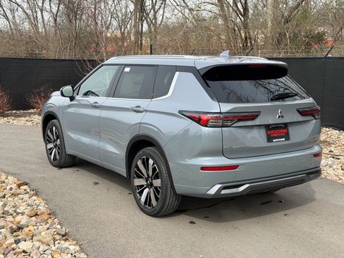 New 2026 Mitsubishi Outlander SEL image 3
