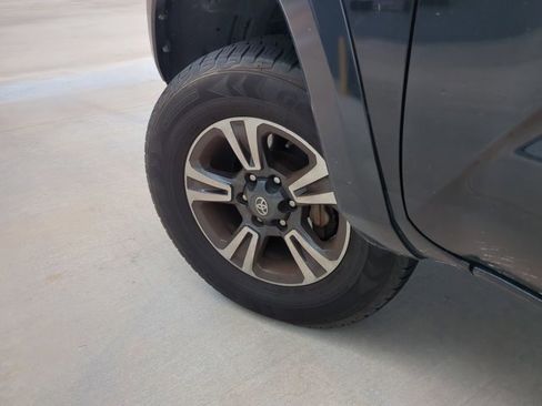 Used 2019 Toyota Tacoma TRD Sport AWD/4WD image 10