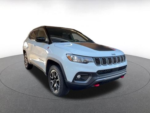 Used 2025 Jeep Compass Trailhawk image 3