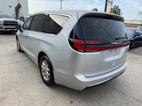 Used 2024 Chrysler Pacifica Touring-L FWD image 6