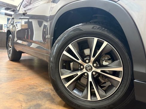 Used 2018 Toyota Highlander LE AWD/4WD image 31
