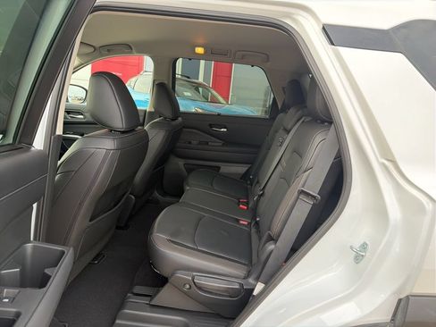 Used 2025 Nissan Pathfinder SL AWD/4WD image 15