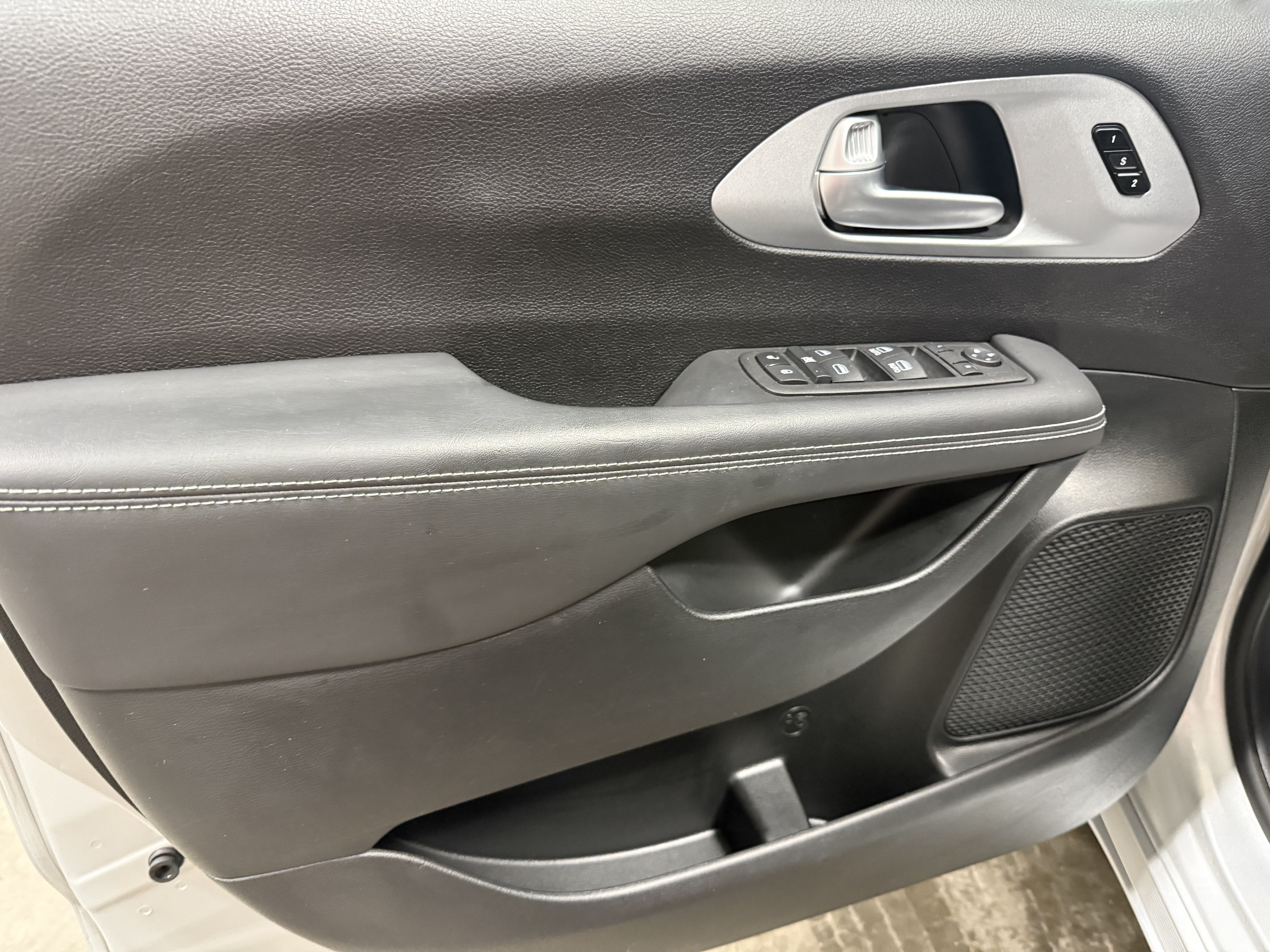 Used 2024 Chrysler Pacifica Touring-L w/ S Appearance Package FWD image 17