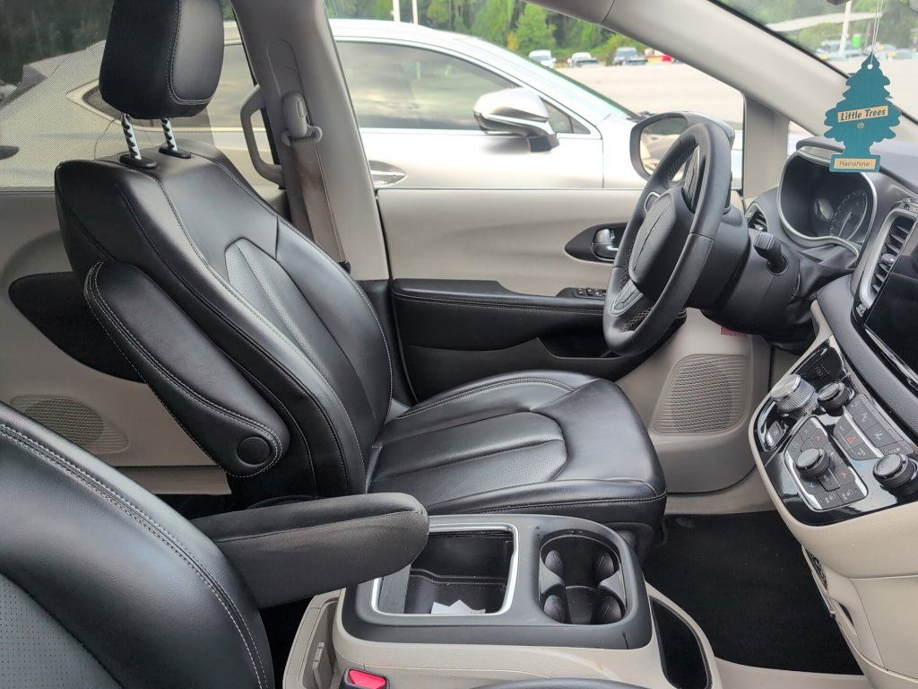 Used 2023 Chrysler Pacifica Touring-L FWD image 2