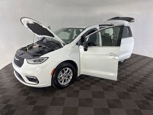 Used 2024 Chrysler Pacifica Touring-L FWD image 12