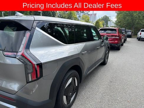 Used 2024 Kia EV9 Light Long Range RWD image 6