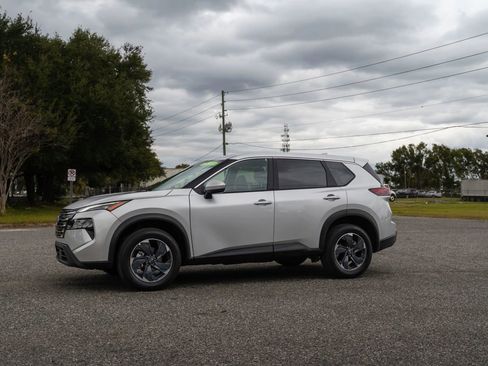 Used 2025 Nissan Rogue SV image 3