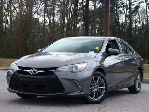 Used 2017 Toyota Camry SE image 1