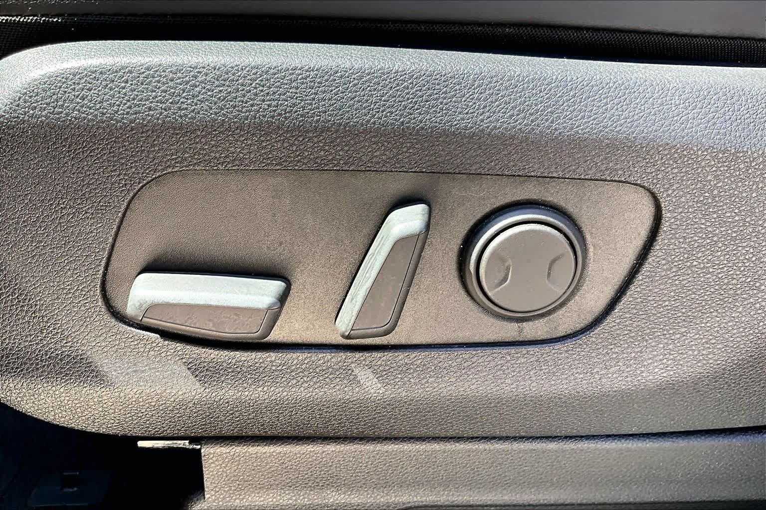 Used 2024 Kia Carnival LX FWD image 28