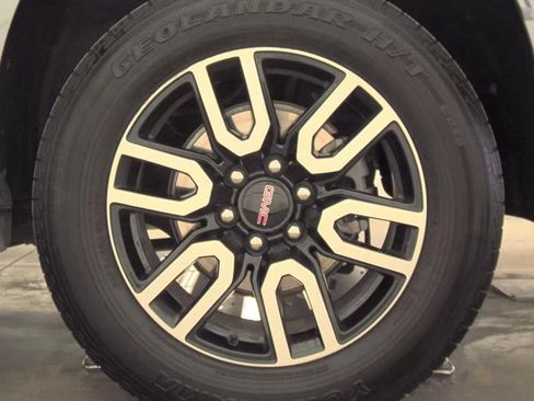 Used 2024 GMC Yukon AT4 w/ Technology Package AWD/4WD image 9