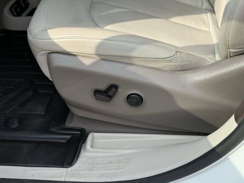 Used 2021 Chrysler Pacifica Touring-L image 13