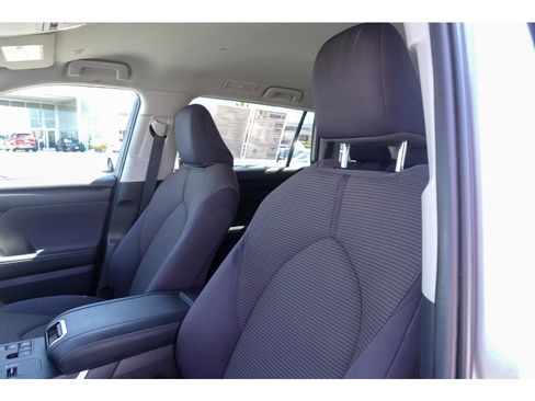 Used 2023 Toyota Highlander LE AWD/4WD image 10