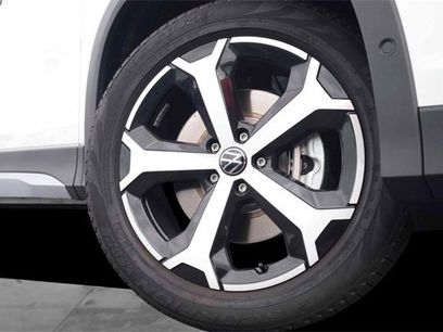 New 2025 Volkswagen Tiguan SE