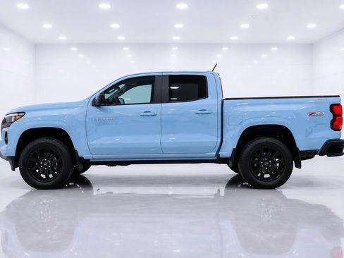 Used 2025 Chevrolet Colorado Z71 w/ Technology Package AWD/4WD image 2