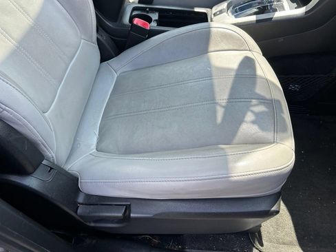 Used 2013 Chevrolet Captiva Sport LTZ FWD image 32