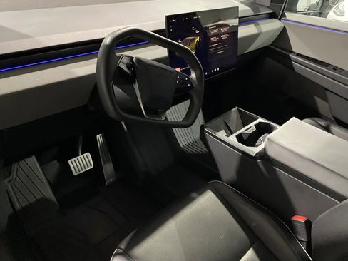 Used 2024 Tesla Cybertruck AWD Crew Cab image 11