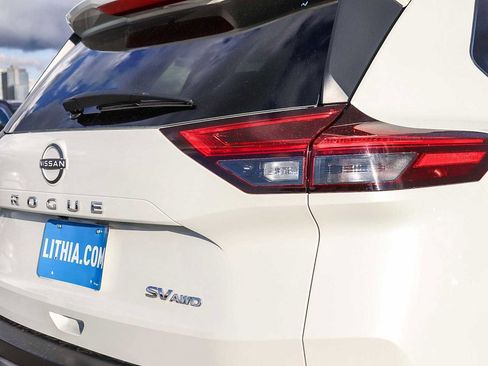 Used 2023 Nissan Rogue SV image 9