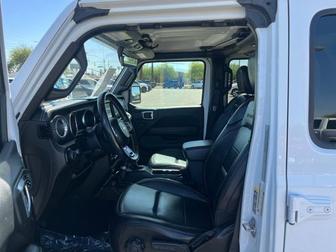 Used 2020 Jeep Gladiator Overland AWD/4WD image 14