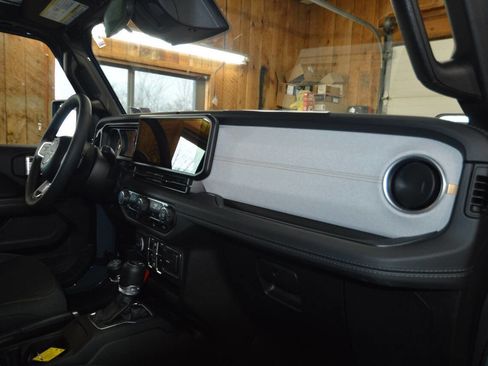 Used 2025 Jeep Wrangler Unlimited Sahara image 11