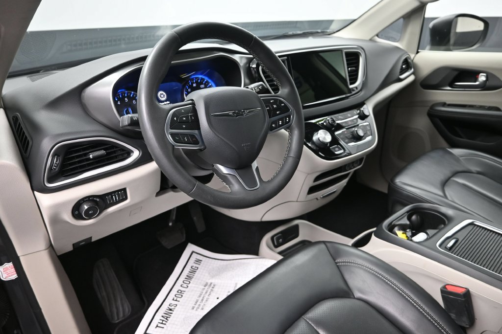Used 2023 Chrysler Pacifica Touring-L FWD image 12