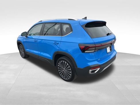 New 2026 Volkswagen Taos SE image 5