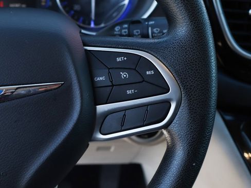 Used 2019 Chrysler Pacifica Touring image 22