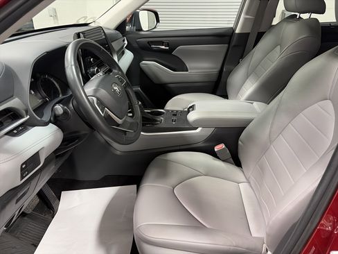 Used 2023 Toyota Highlander XLE image 13