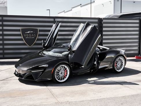Used 2024 McLaren Artura RWD image 5