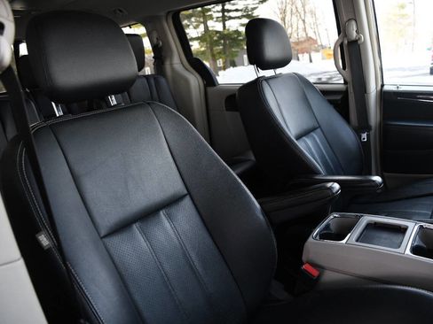 Used 2014 Chrysler Town & Country Touring-L w/ Driver Convenience Group image 29