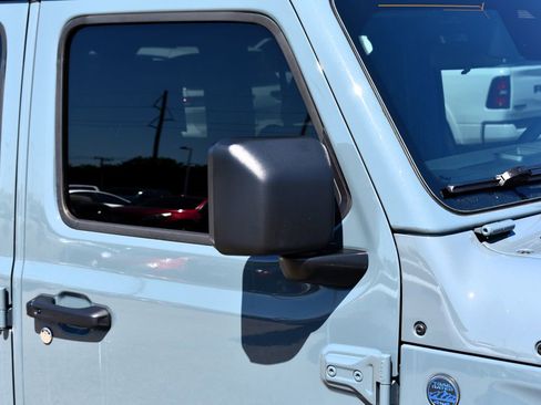 Used 2025 Jeep Wrangler Unlimited Sahara AWD/4WD image 9