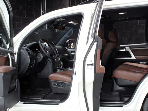 Used 2019 Toyota Land Cruiser w/ Four Season Floor Mat Package image 27