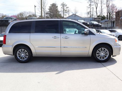 Used 2016 Chrysler Town & Country Touring-L w/ Driver Convenience Group FWD image 8