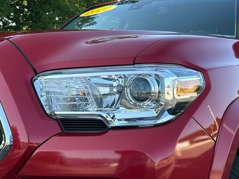 Used 2022 Toyota Tacoma SR5 w/ Technology Package AWD/4WD image 9