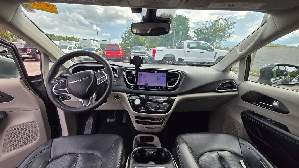 Used 2022 Chrysler Pacifica Touring-L w/ Uconnect Theater Family Group FWD image 13