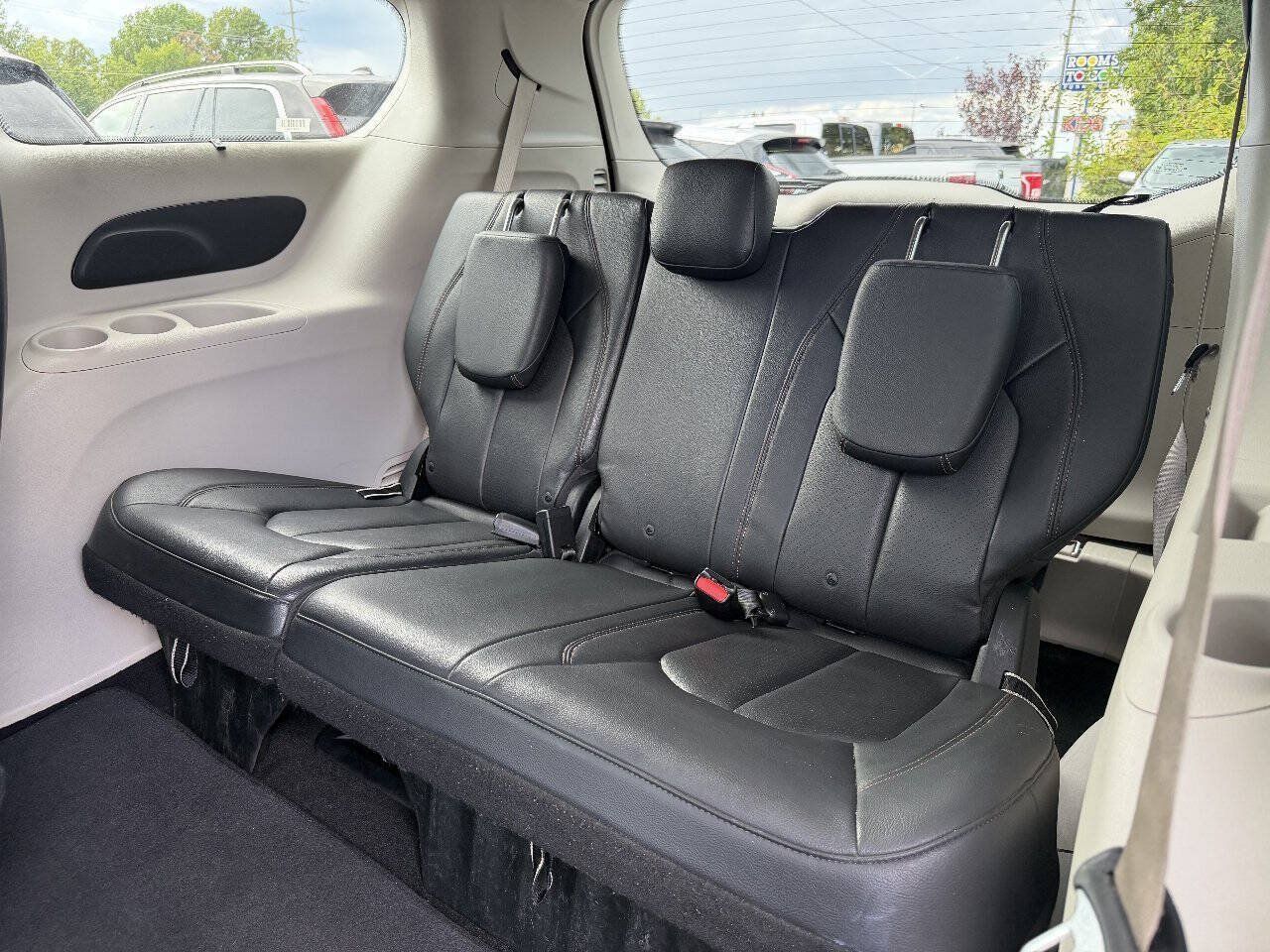 Used 2018 Chrysler Pacifica Touring-L FWD image 11