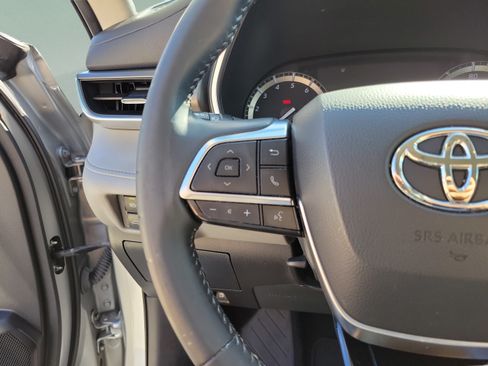 Used 2021 Toyota Highlander XLE FWD image 13