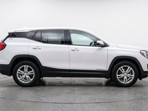 Used 2024 GMC Terrain SLE FWD image 11