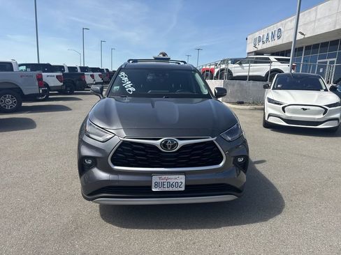 Used 2021 Toyota Highlander XLE image 2