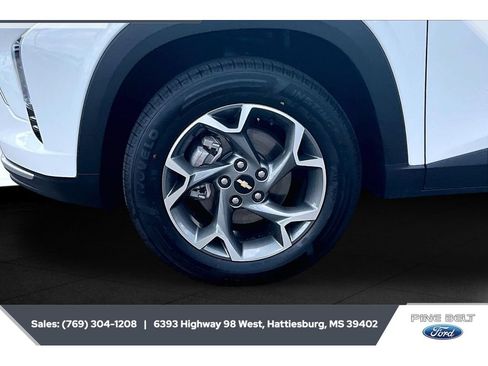 Used 2025 Chevrolet Trax LT w/ LT Convenience Package FWD image 7