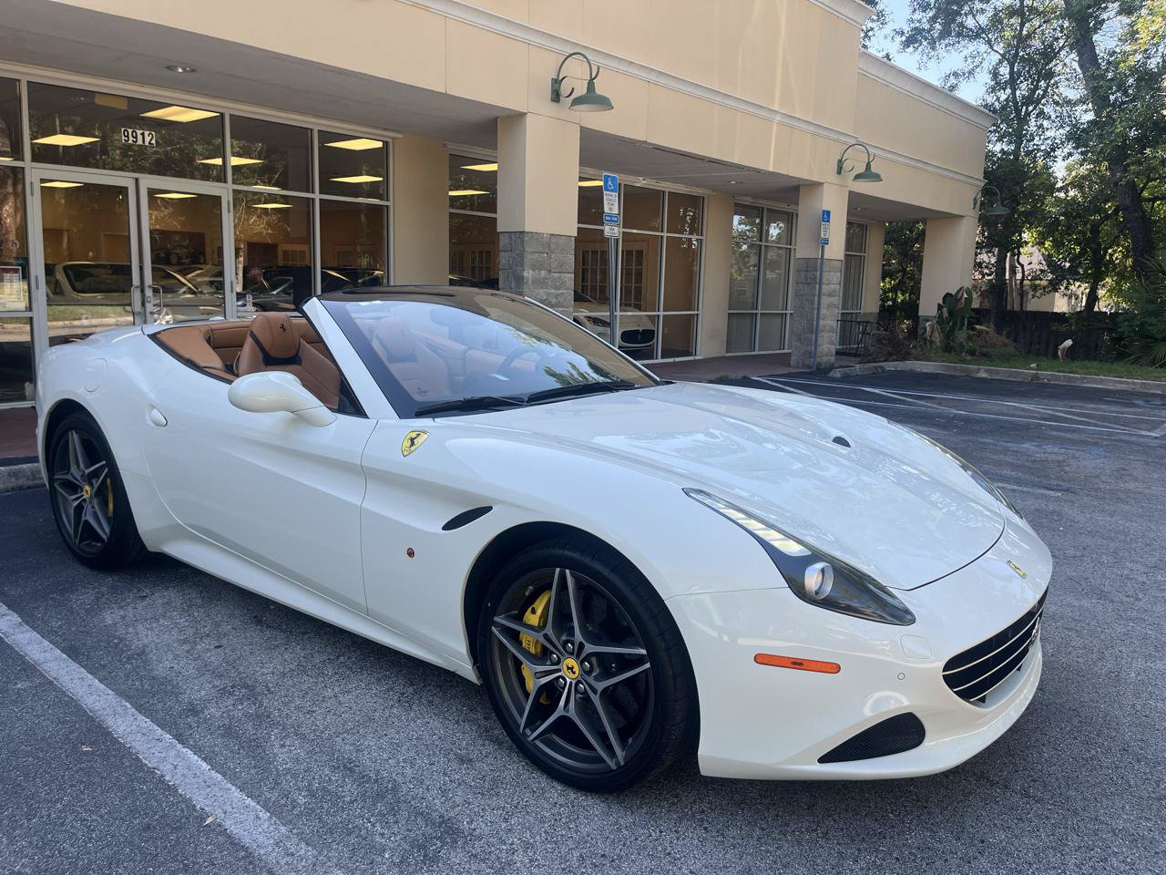Used 2016 Ferrari California T RWD image 1