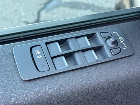 Used 2025 Land Rover Discovery Sport Dynamic SE image 11